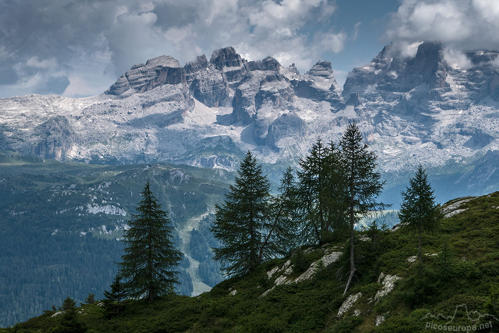 Macizo de la Brenta con los Campaniles desde el Lago Ritort. Dolomitas